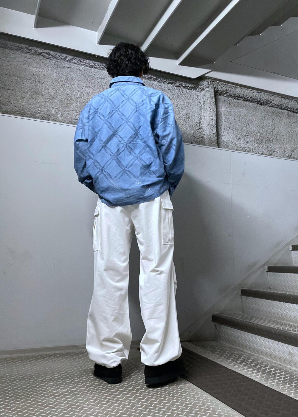 ホワイト系のカーゴパンツ、ブルー系のシャツ/ブラウスを着用したメンズの春コーディネートの4枚目の写真