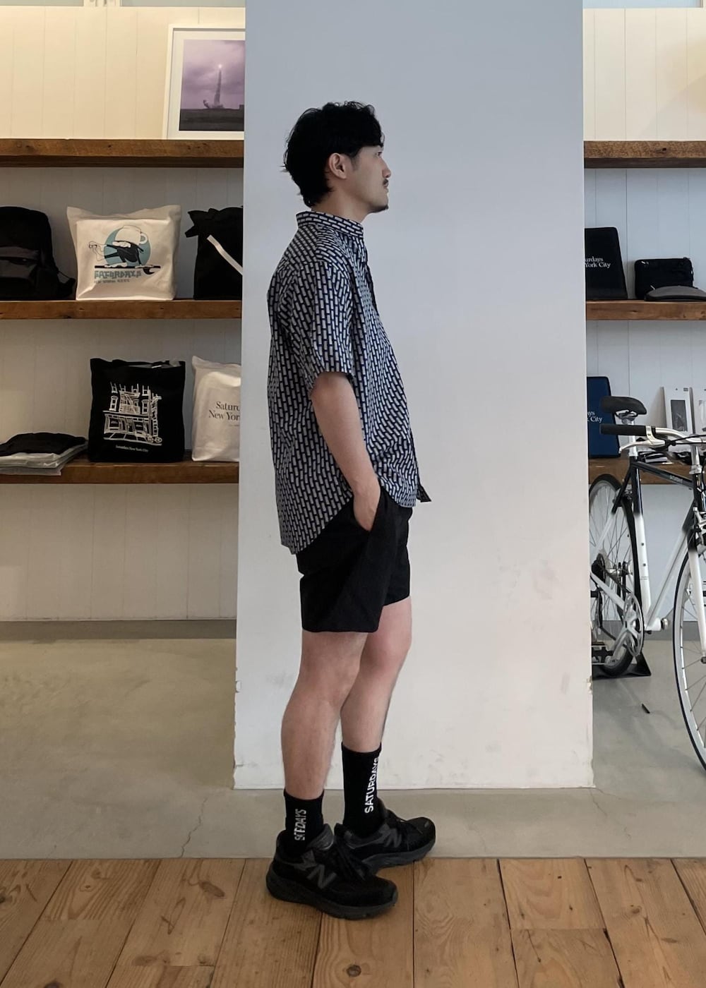 ブラック系のソックス/靴下を着用したメンズの春コーディネートの4枚目の写真