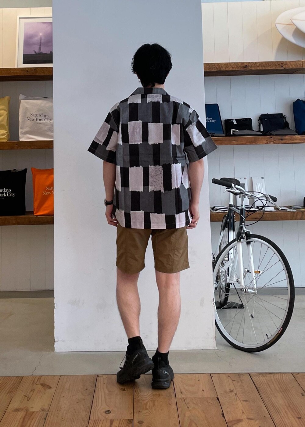 ブラック系のシャツ/ブラウス、ブラウン系のその他パンツを着用したメンズの春コーディネートの4枚目の写真