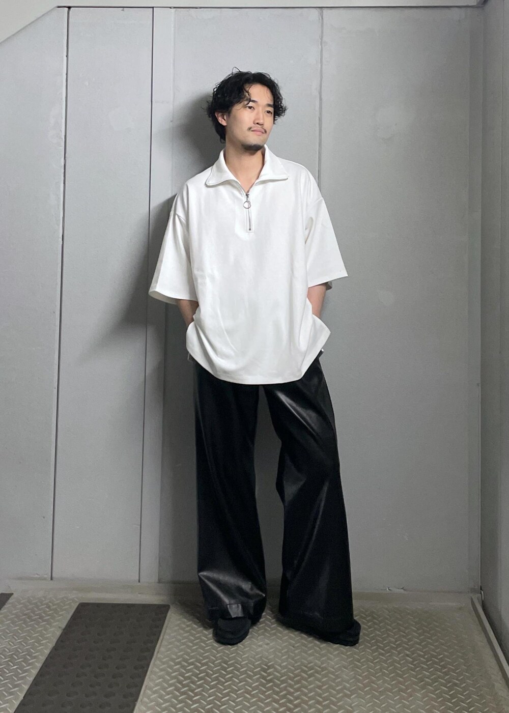 ホワイト系のTシャツ/カットソー、ブラック系のその他パンツを着用したメンズの夏コーディネートの4枚目の写真