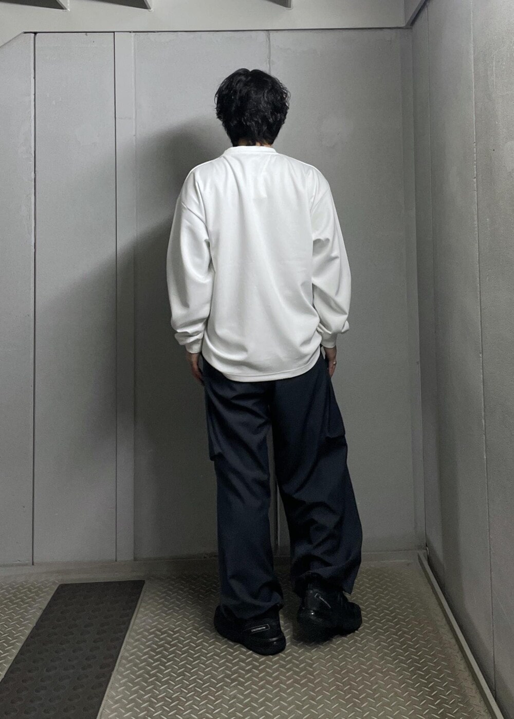 グレー系のカーゴパンツを着用したメンズの冬コーディネートの10枚目の写真