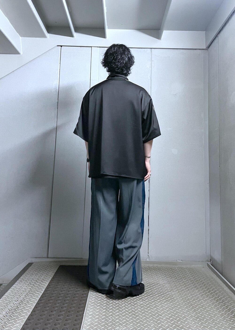 ブラック系のシャツ/ブラウス、グレー系のスラックスを着用したメンズの夏コーディネートの5枚目の写真