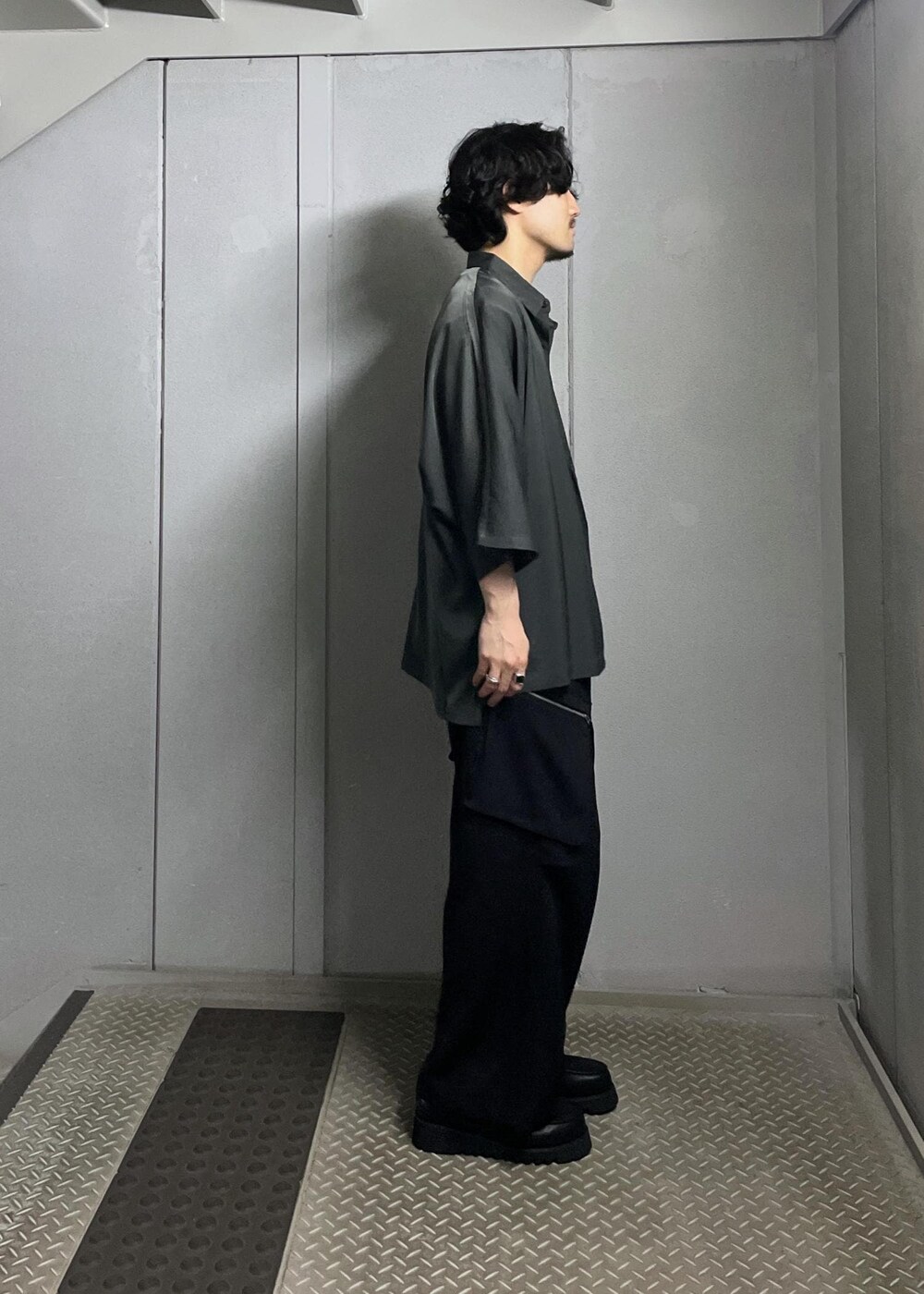 グレー系のシャツ/ブラウス、ブラック系のカーゴパンツを着用したメンズの秋コーディネートの3枚目の写真