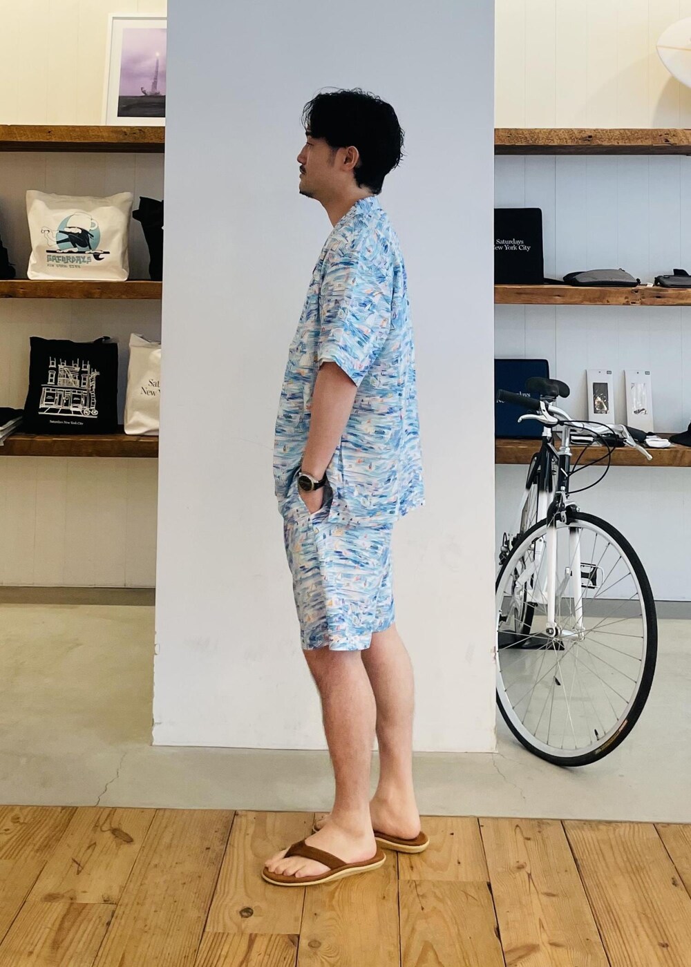 ブルー系のシャツ/ブラウス、ホワイト系のTシャツ/カットソー、ブルー系のその他パンツを着用したメンズの春コーディネートの2枚目の写真