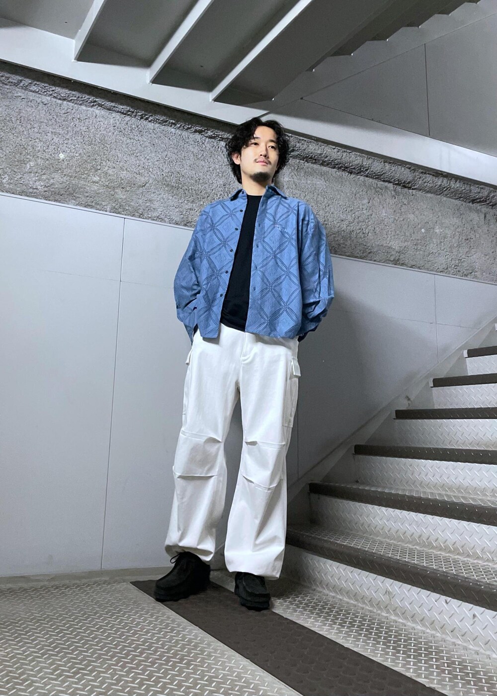 ホワイト系のカーゴパンツ、ブルー系のシャツ/ブラウスを着用したメンズの春コーディネートの2枚目の写真