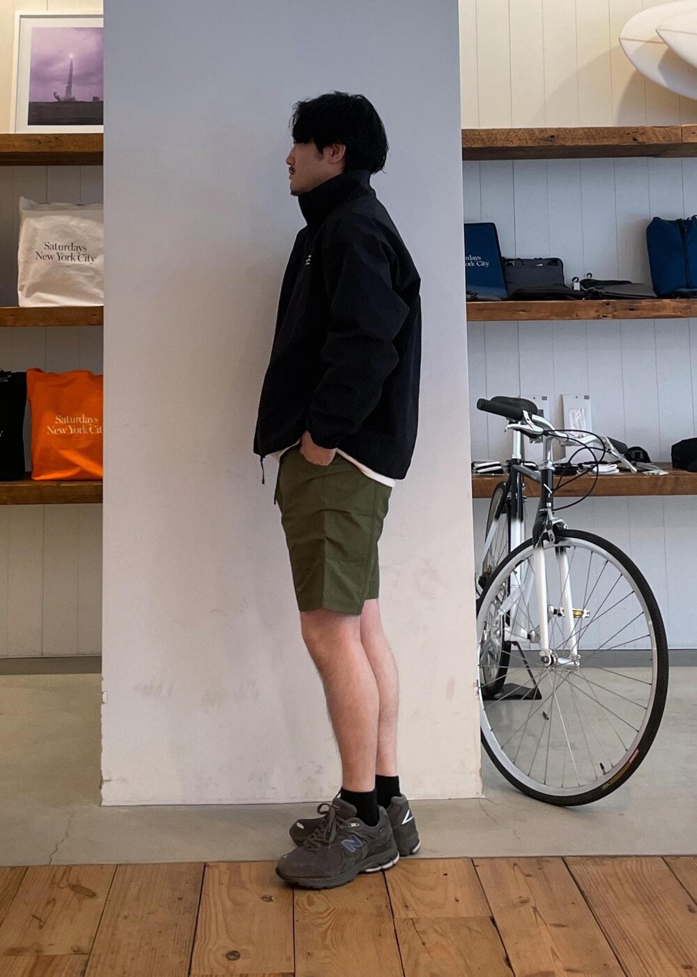 ブラック系のブルゾン、ホワイト系のTシャツ/カットソー、グリーン系のその他パンツを着用したメンズの春コーディネートの5枚目の写真