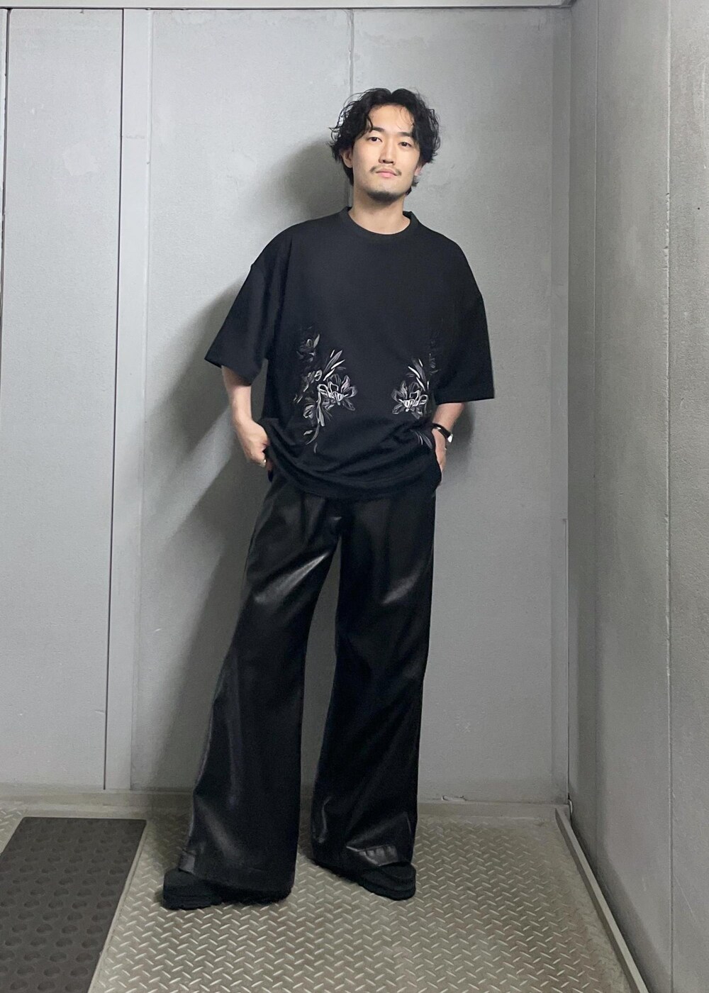 ブラック系のTシャツ/カットソー、ブラック系のその他パンツを着用したメンズの夏コーディネートの2枚目の写真