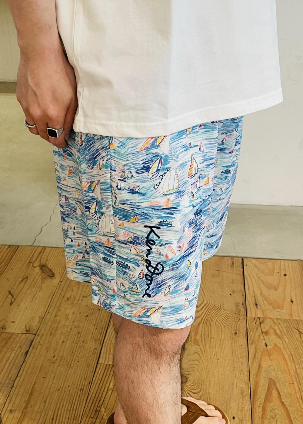 ホワイト系のTシャツ/カットソー、ブルー系のその他パンツを着用したメンズの春コーディネートの6枚目の写真