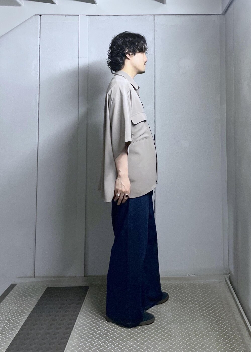 ブルー系のデニムパンツ、グレー系のシャツ/ブラウスを着用したメンズの夏コーディネートの2枚目の写真