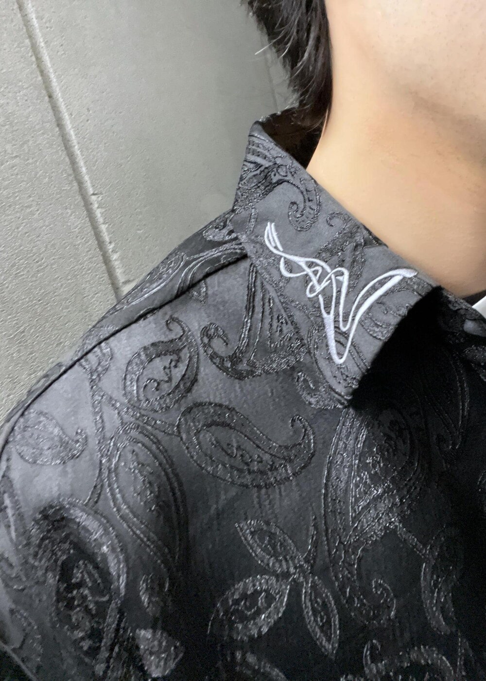 グレー系のカーゴパンツを着用したメンズの冬コーディネートの5枚目の写真