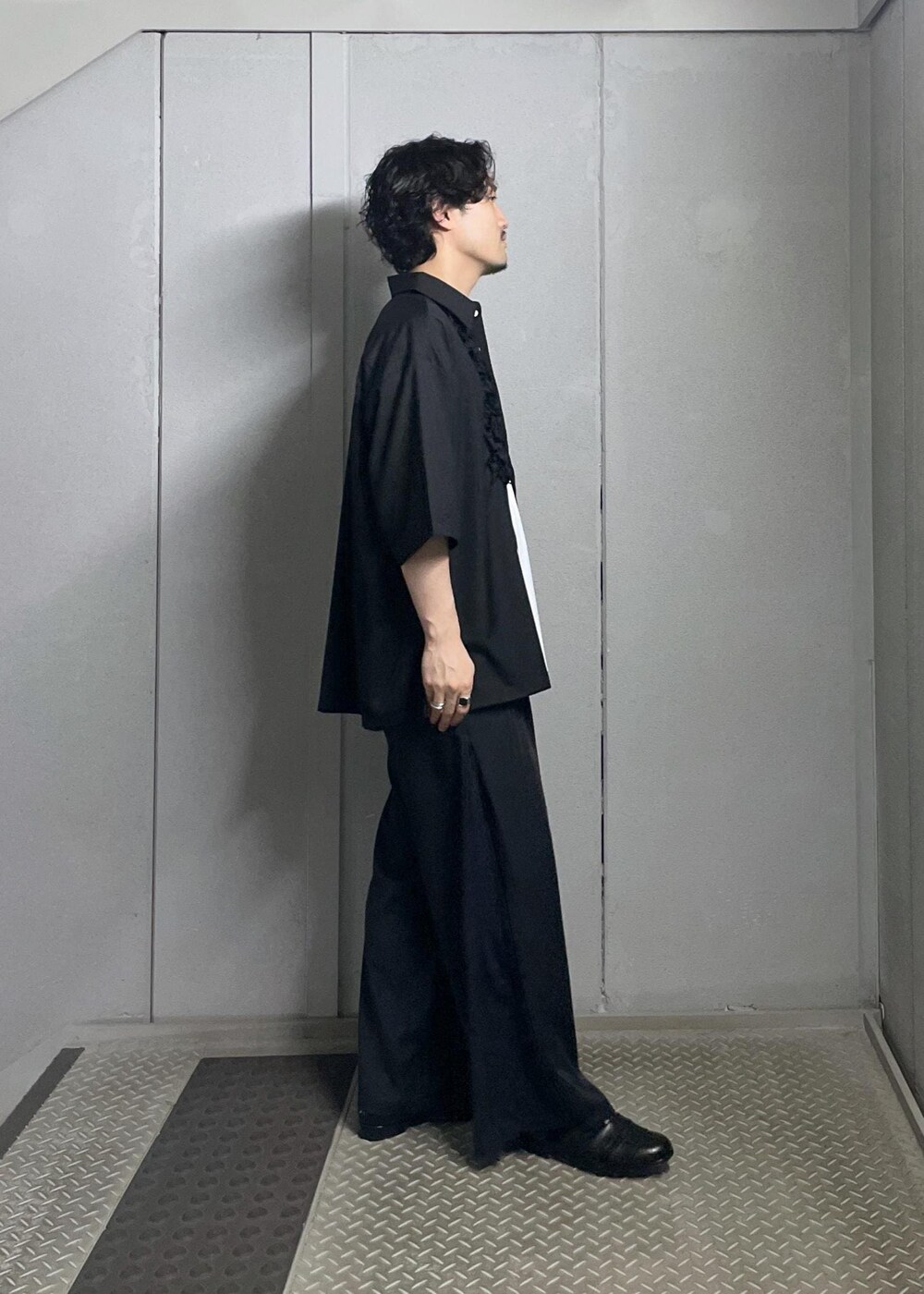 ホワイト系のTシャツ/カットソー、ブラック系のシャツ/ブラウス、ブラック系のその他パンツを着用したメンズの夏コーディネートの2枚目の写真