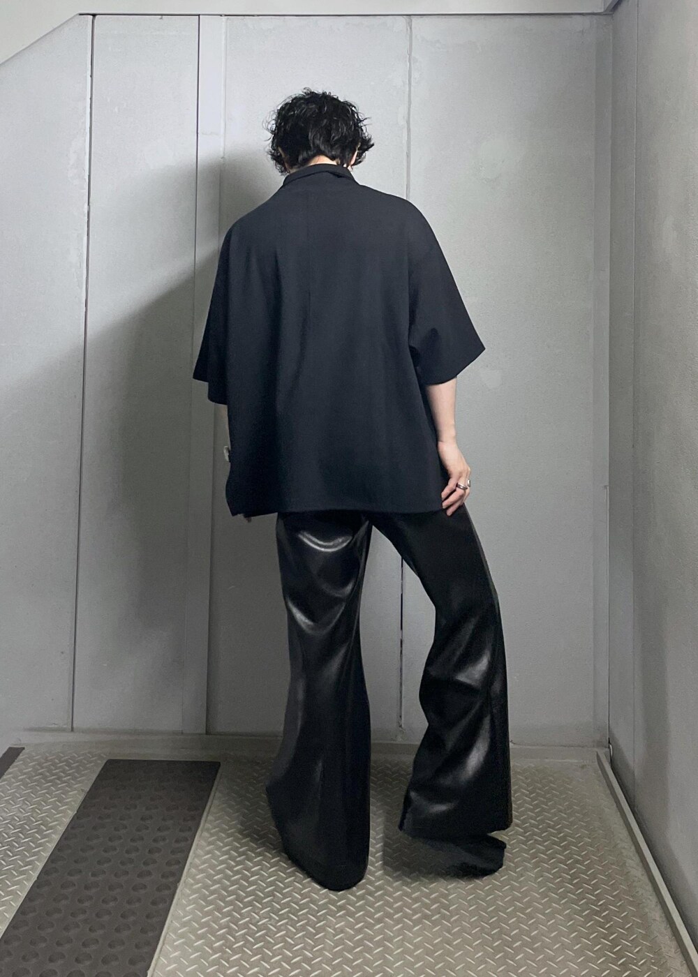 ブラック系のTシャツ/カットソー、ブラック系のその他パンツを着用したメンズの夏コーディネートの5枚目の写真