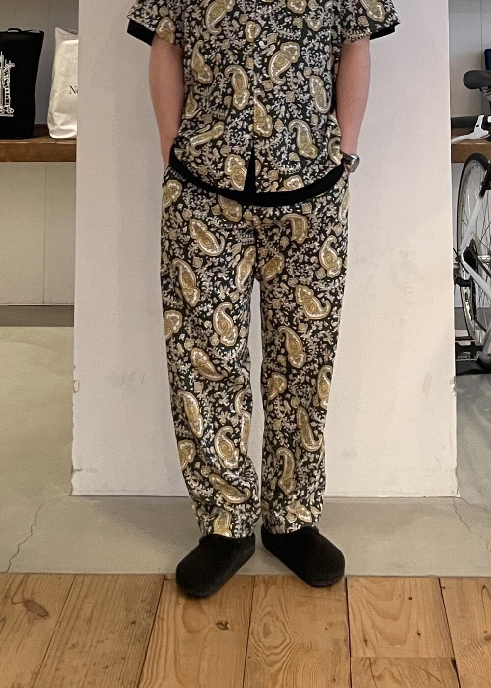 グリーン系のシャツ/ブラウス、グリーン系のその他パンツを着用したメンズの夏コーディネートの6枚目の写真