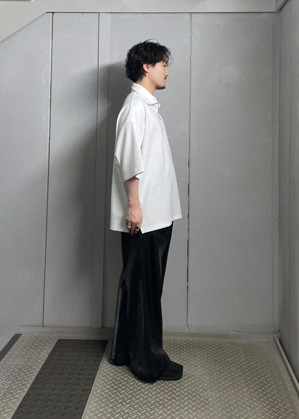 ホワイト系のTシャツ/カットソー、ブラック系のその他パンツを着用したメンズの夏コーディネートの2枚目の写真