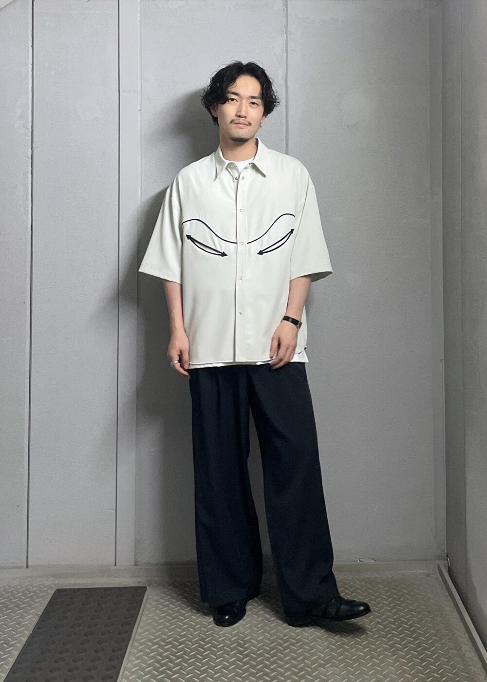 ホワイト系のTシャツ/カットソー、ブラック系のその他パンツ、ホワイト系のシャツ/ブラウスを着用したメンズの夏コーディネートの4枚目の写真