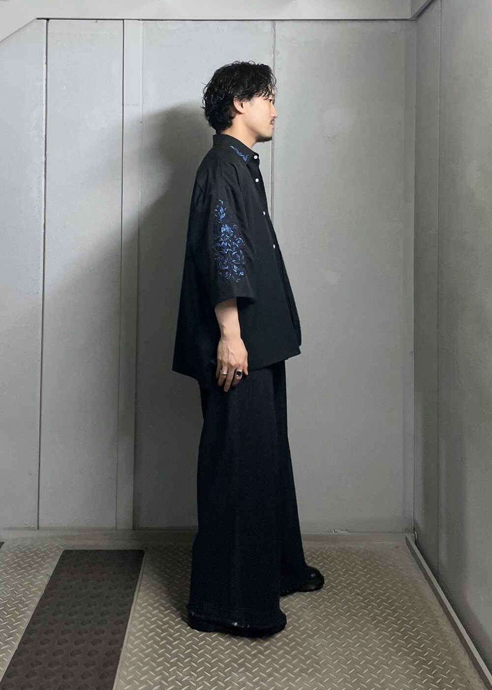 ブラック系のシャツ/ブラウス、ブラック系のTシャツ/カットソー、ブラック系のデニムパンツを着用したメンズの夏コーディネートの2枚目の写真