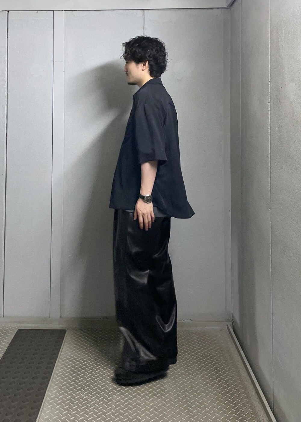 ブラック系のその他パンツ、グレー系のTシャツ/カットソー、ブルー系のシャツ/ブラウスを着用したメンズの夏コーディネートの3枚目の写真