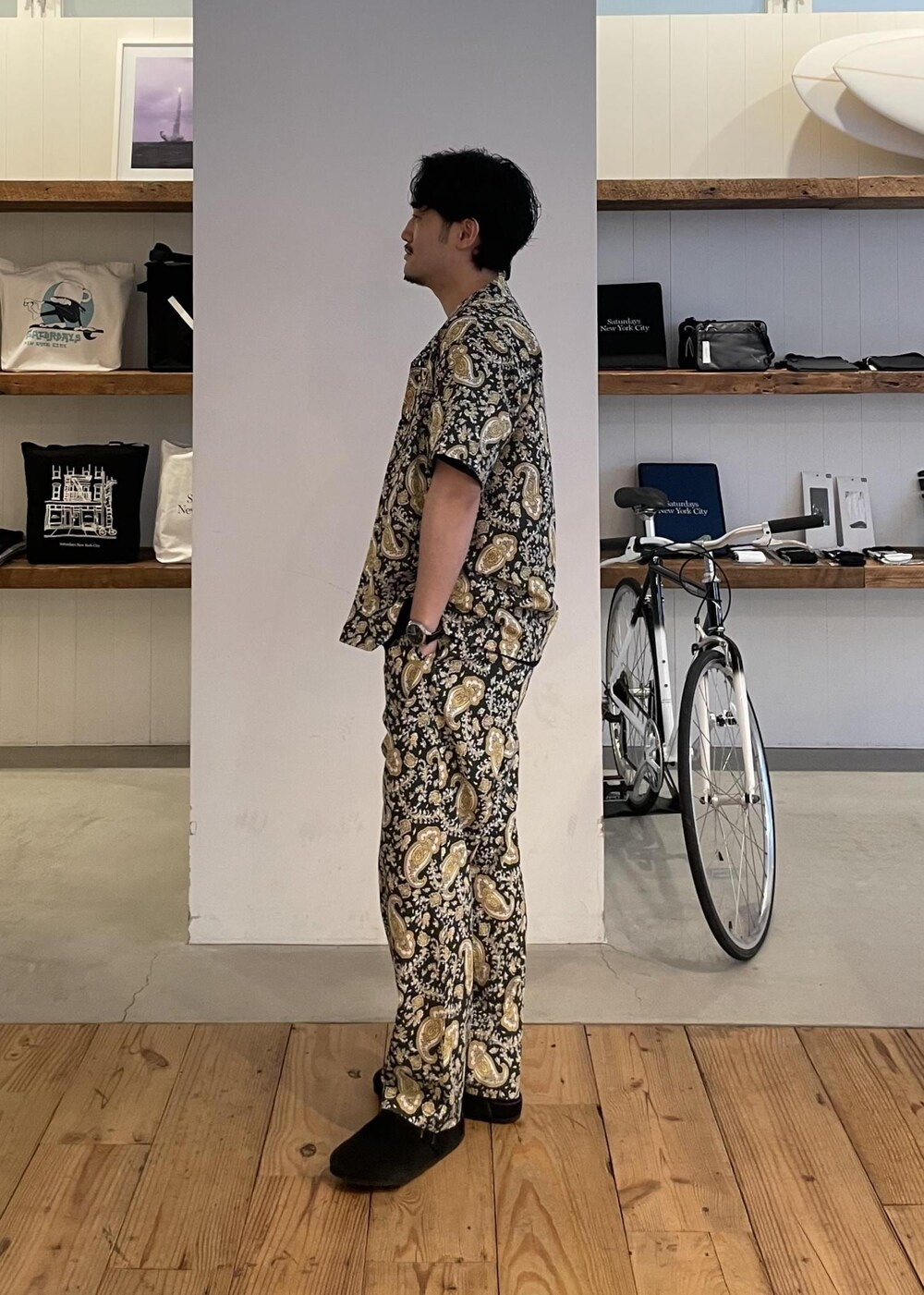 グリーン系のシャツ/ブラウス、グリーン系のその他パンツを着用したメンズの夏コーディネートの2枚目の写真