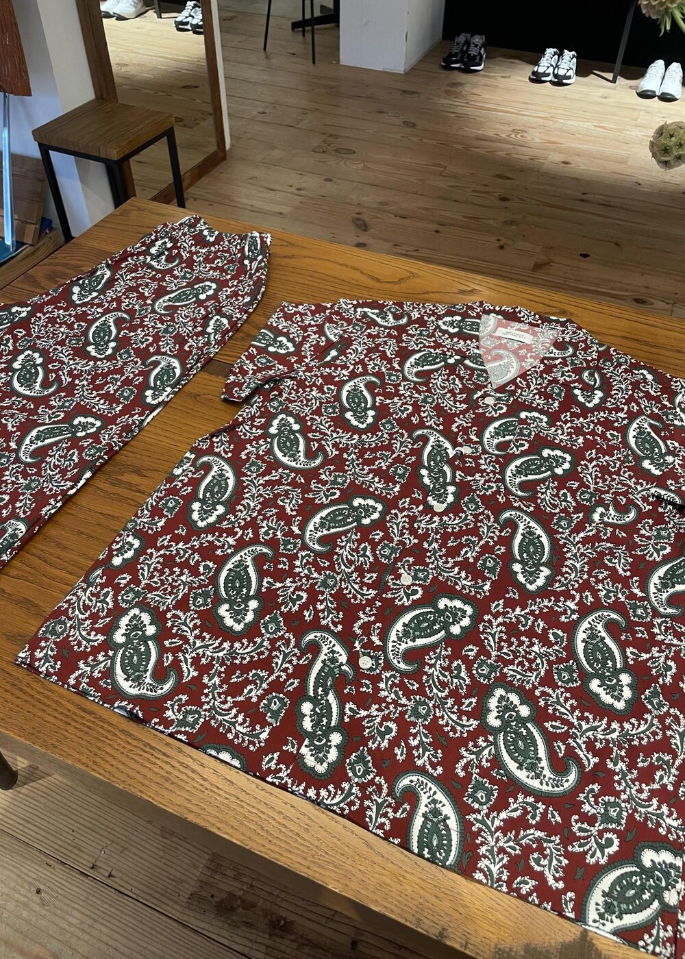 グリーン系のシャツ/ブラウス、グリーン系のその他パンツを着用したメンズの夏コーディネートの8枚目の写真