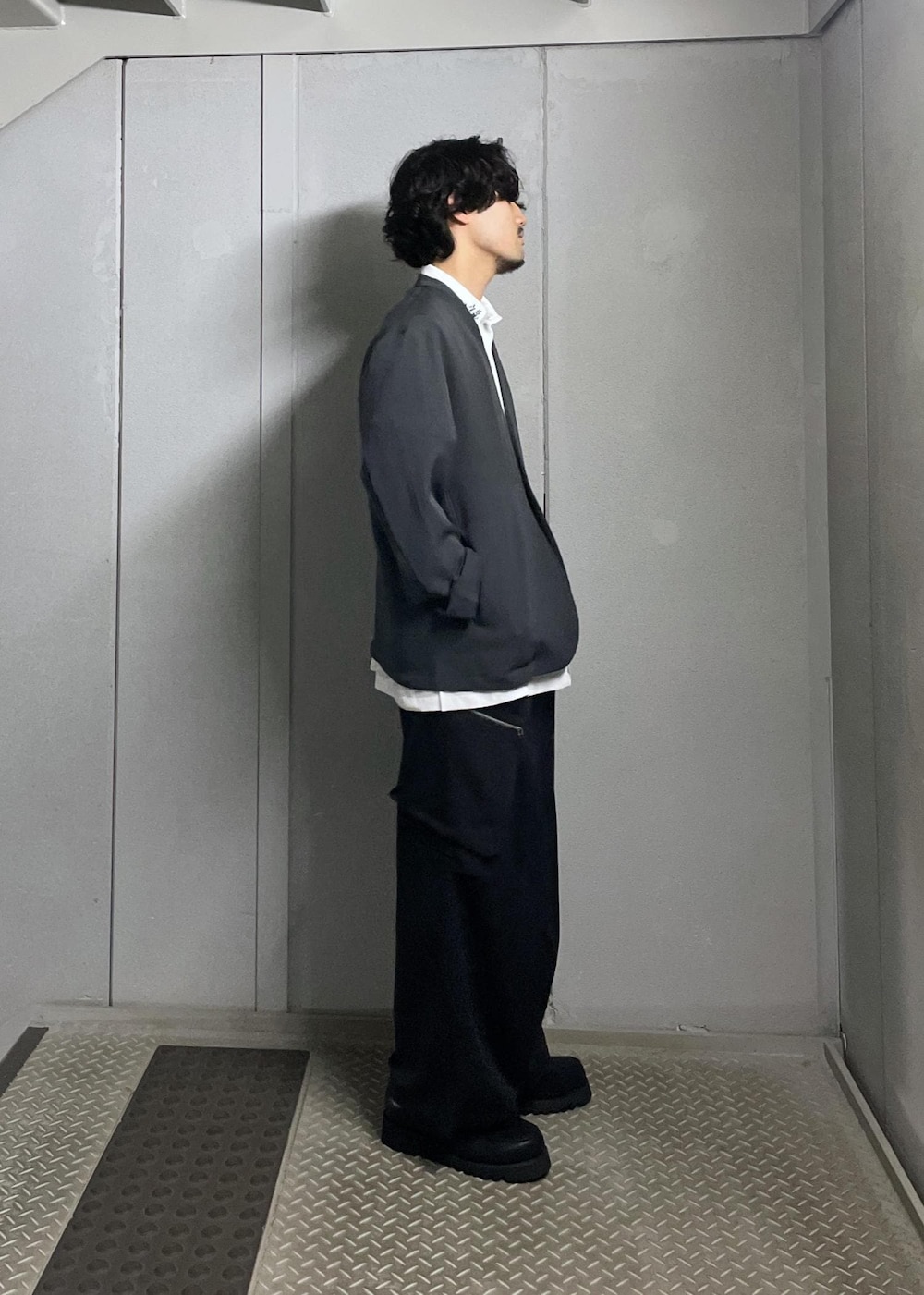 ホワイト系のシャツ/ブラウス、グレー系のノーカラージャケット、ブラック系のカーゴパンツを着用したメンズの秋コーディネートの3枚目の写真