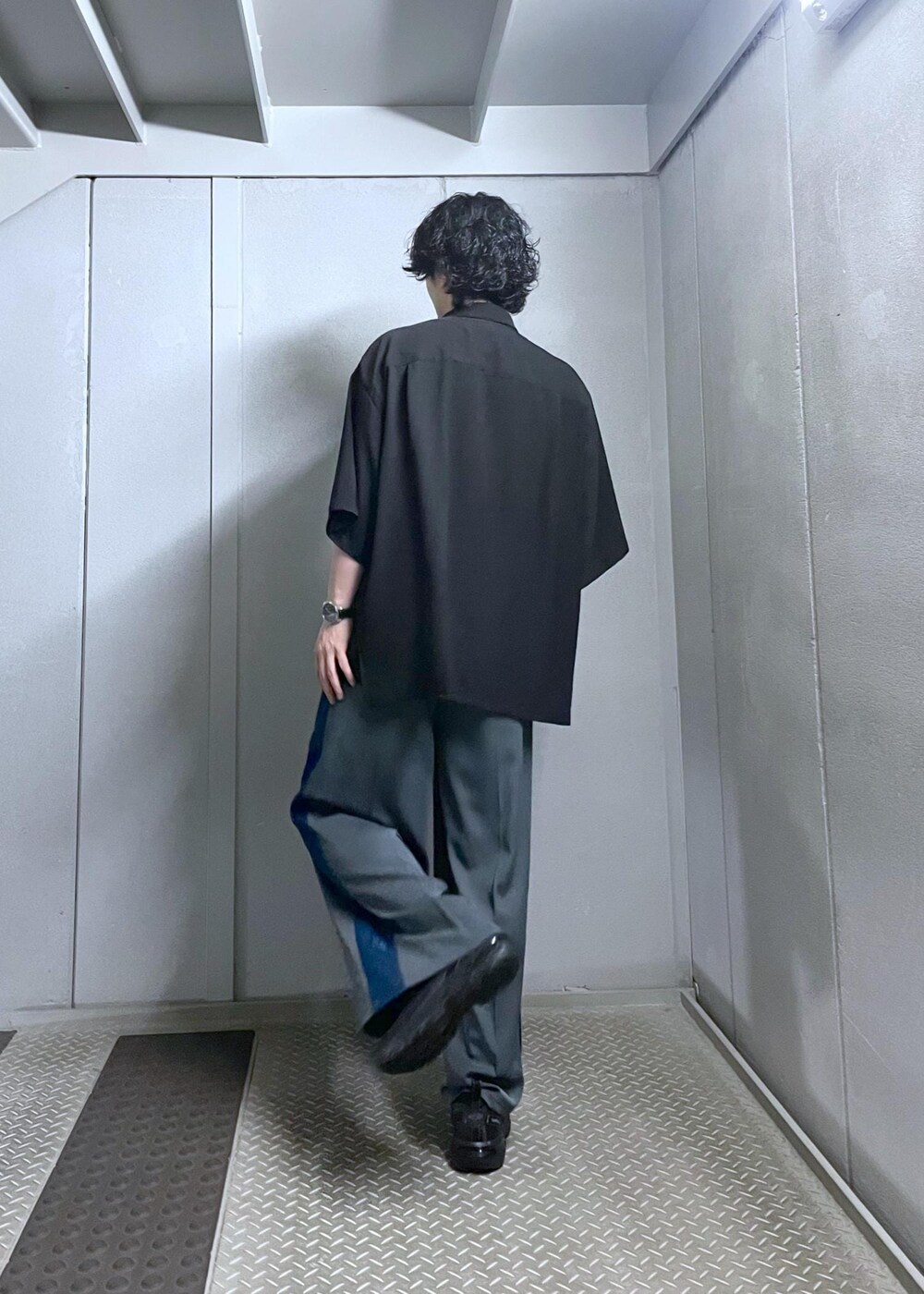 ブラック系のシャツ/ブラウス、グレー系のスラックスを着用したメンズの夏コーディネートの3枚目の写真