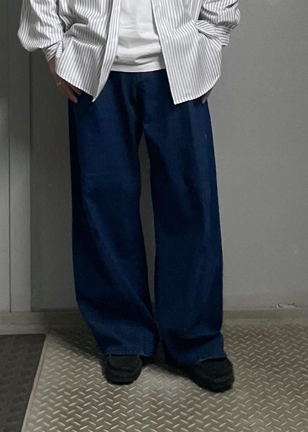 ブルー系のデニムパンツを着用したメンズの冬コーディネートの7枚目の写真