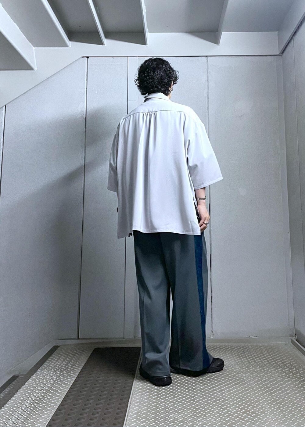 グレー系のシャツ/ブラウス、グレー系のスラックスを着用したメンズの夏コーディネートの4枚目の写真