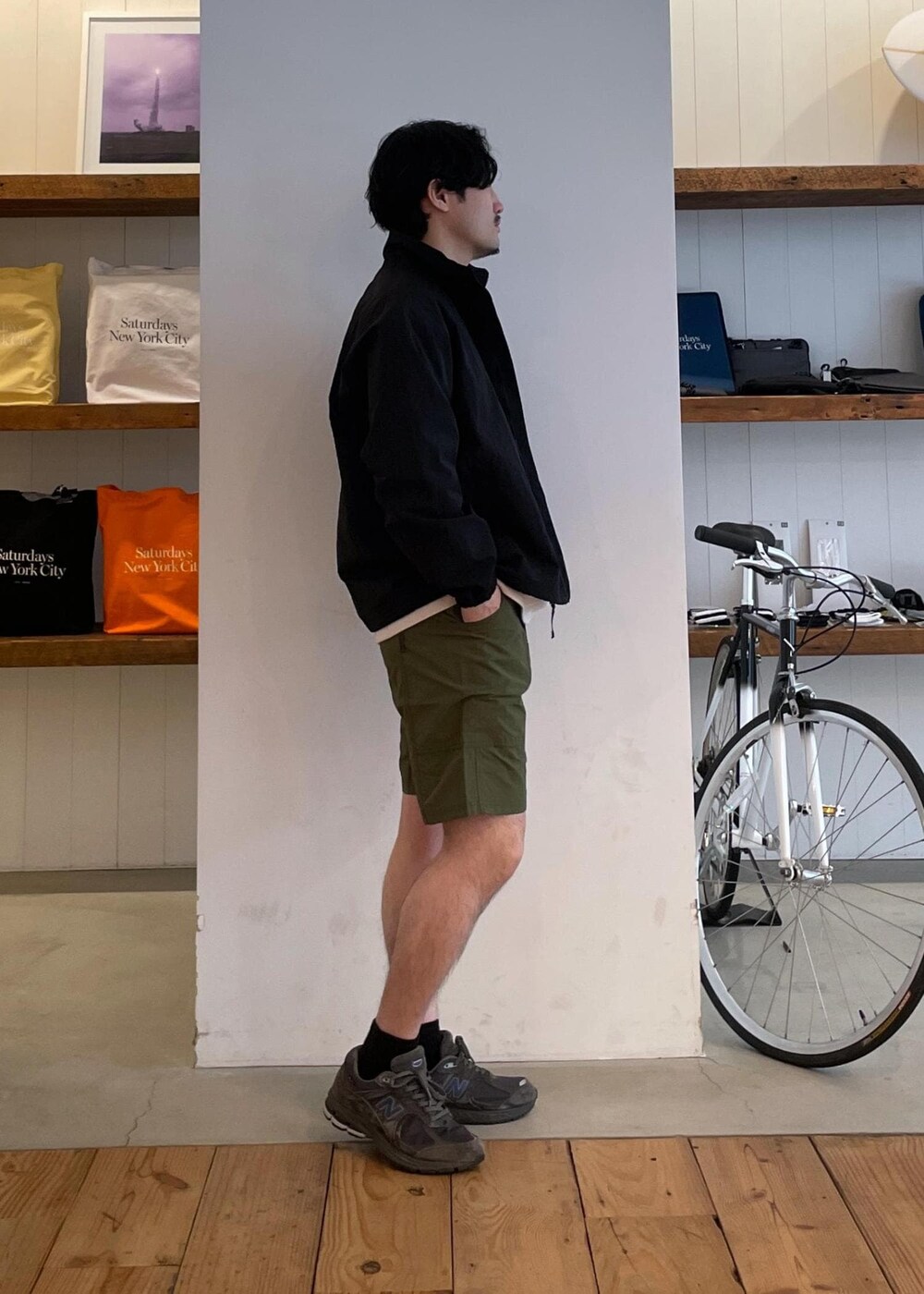 ブラック系のブルゾン、ホワイト系のTシャツ/カットソー、グリーン系のその他パンツを着用したメンズの春コーディネートの4枚目の写真