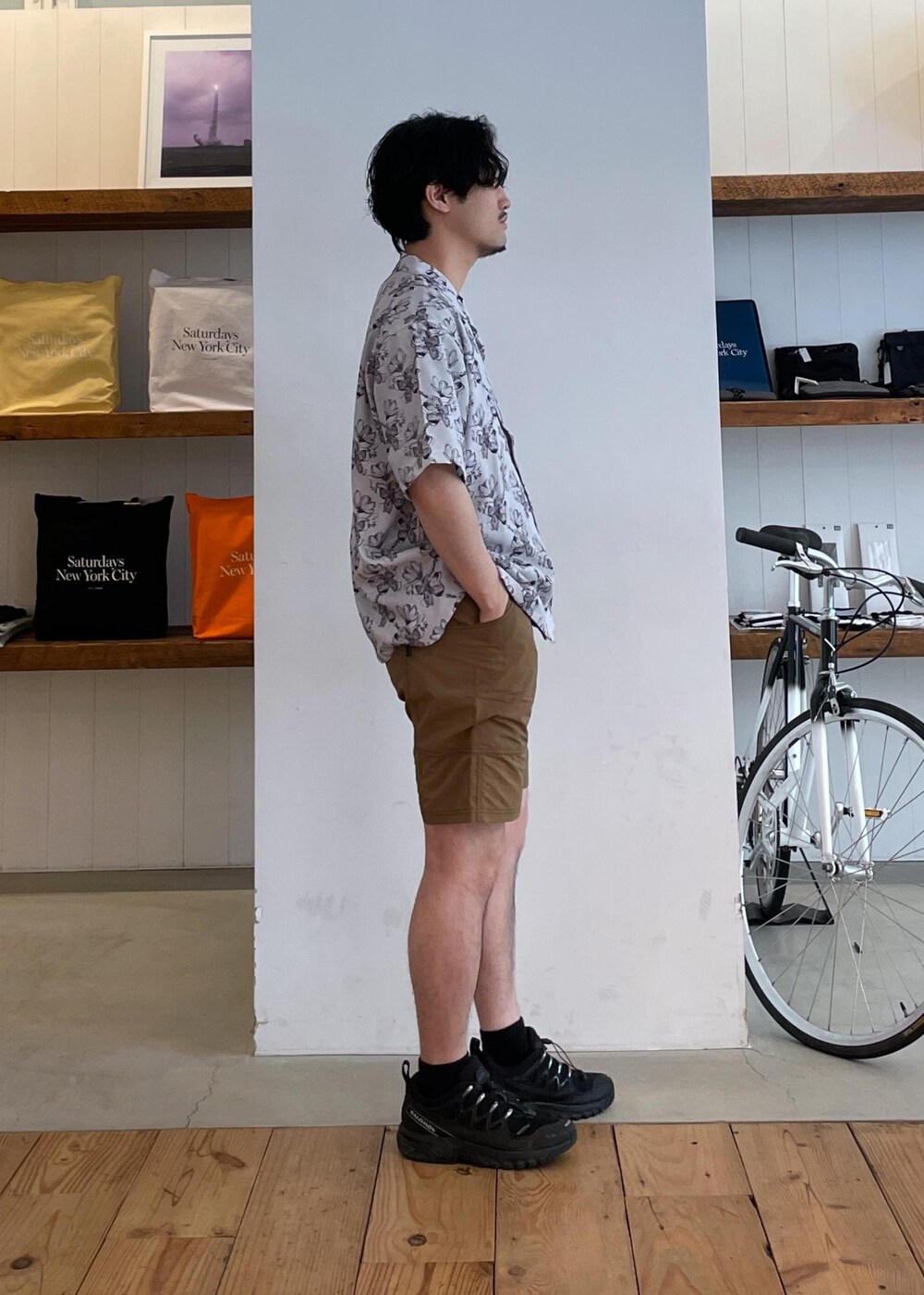 ホワイト系のシャツ/ブラウス、ブラウン系のその他パンツを着用したメンズの春コーディネートの2枚目の写真
