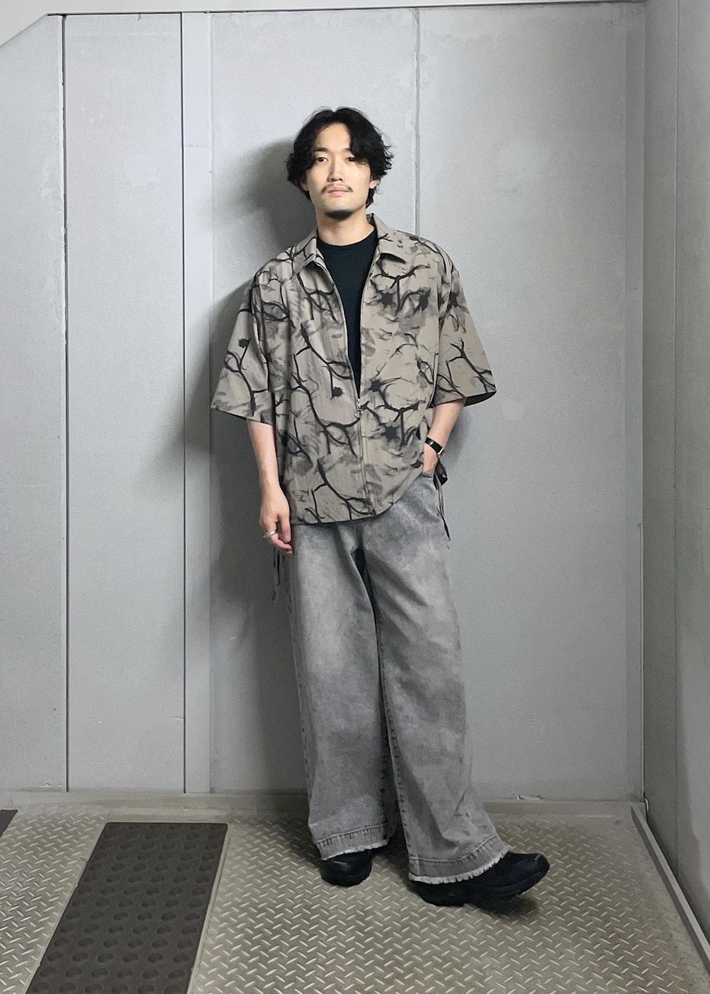 グレー系のシャツ/ブラウス、グレー系のデニムパンツを着用したメンズの夏コーディネートの2枚目の写真