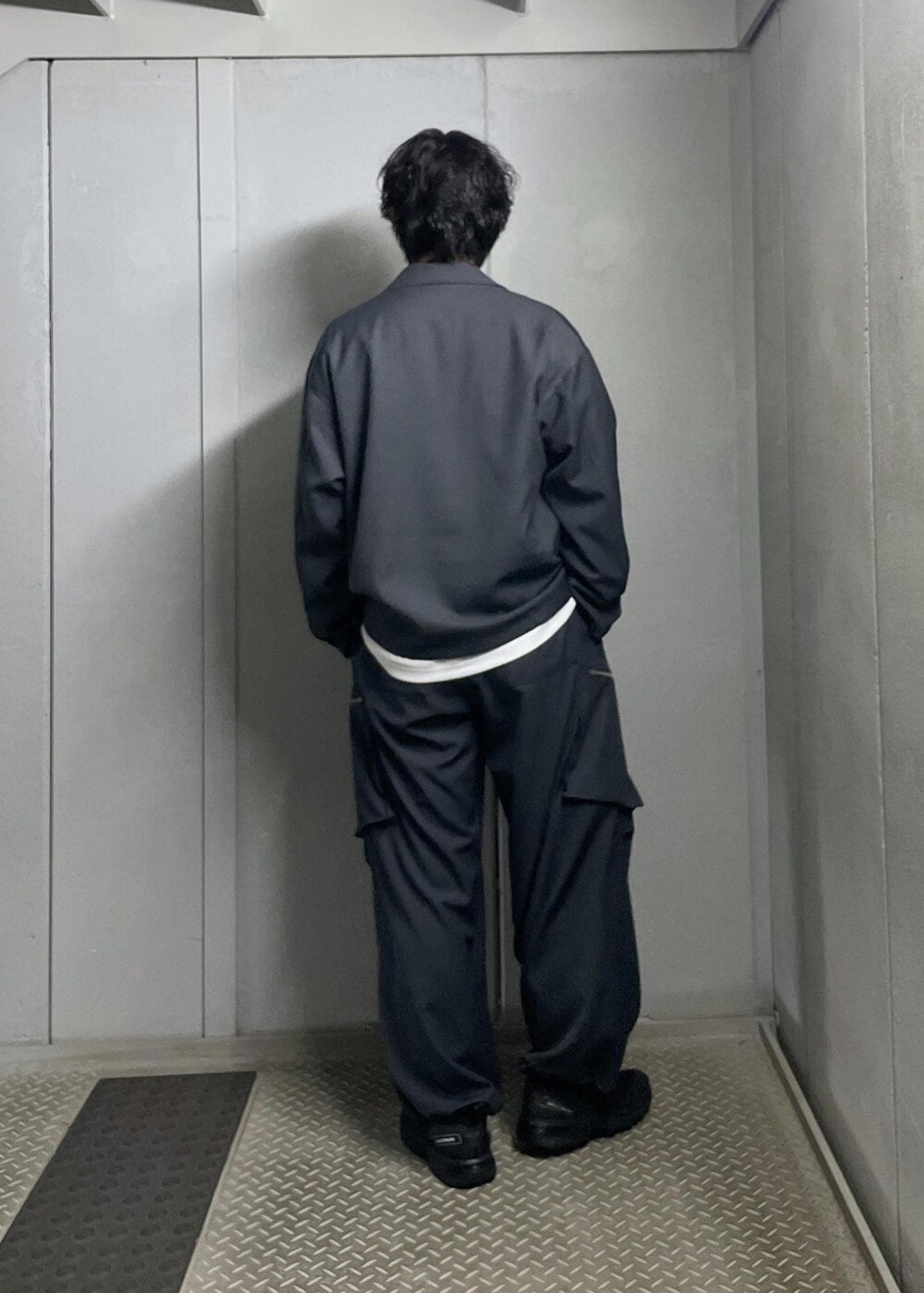 グレー系のブルゾン、グレー系のカーゴパンツを着用したメンズの冬コーディネートの4枚目の写真