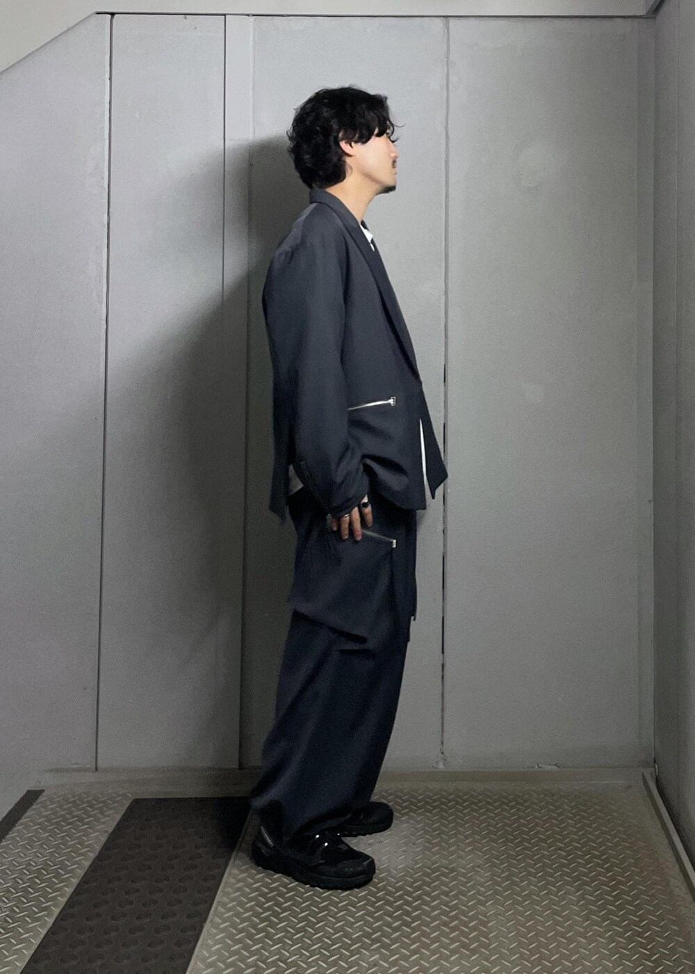 グレー系のカーゴパンツ、グレー系のテーラードジャケットを着用したメンズの冬コーディネートの2枚目の写真