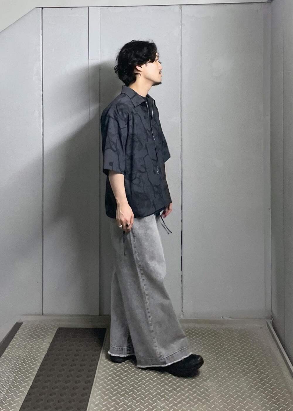 ブラック系のシャツ/ブラウス、グレー系のデニムパンツを着用したメンズの夏コーディネートの5枚目の写真