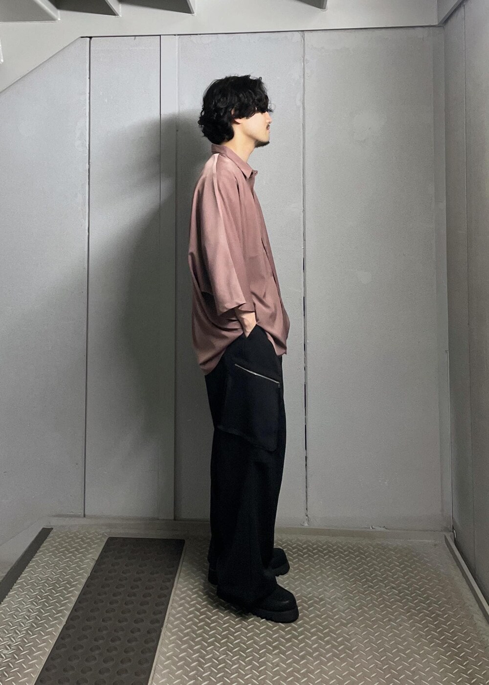 ピンク系のシャツ/ブラウス、ブラック系のカーゴパンツを着用したメンズの秋コーディネートの3枚目の写真