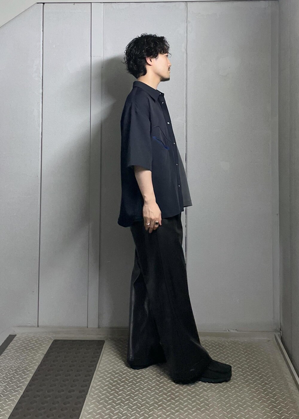 ブラック系のその他パンツ、グレー系のTシャツ/カットソー、ブルー系のシャツ/ブラウスを着用したメンズの夏コーディネートの2枚目の写真