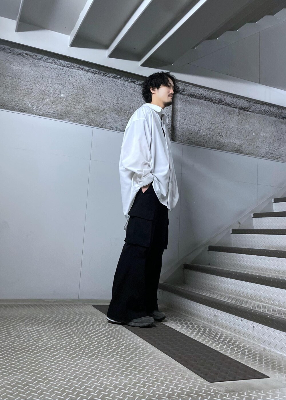 ブラック系のカーゴパンツ、ホワイト系のシャツ/ブラウスを着用したメンズの春コーディネートの4枚目の写真