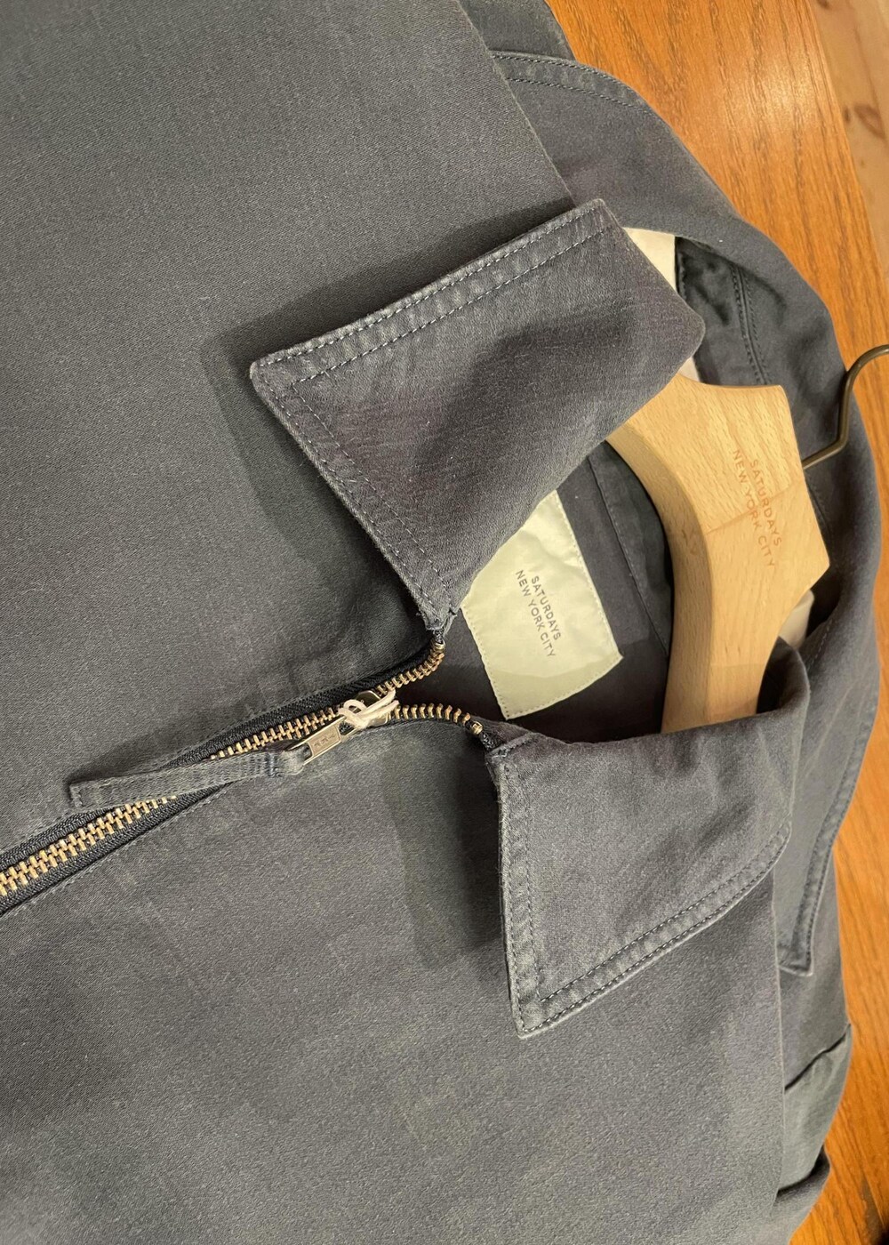 ホワイト系のTシャツ/カットソー、グレー系のその他パンツ、ブルー系のその他アウターを着用したメンズの春コーディネートの7枚目の写真