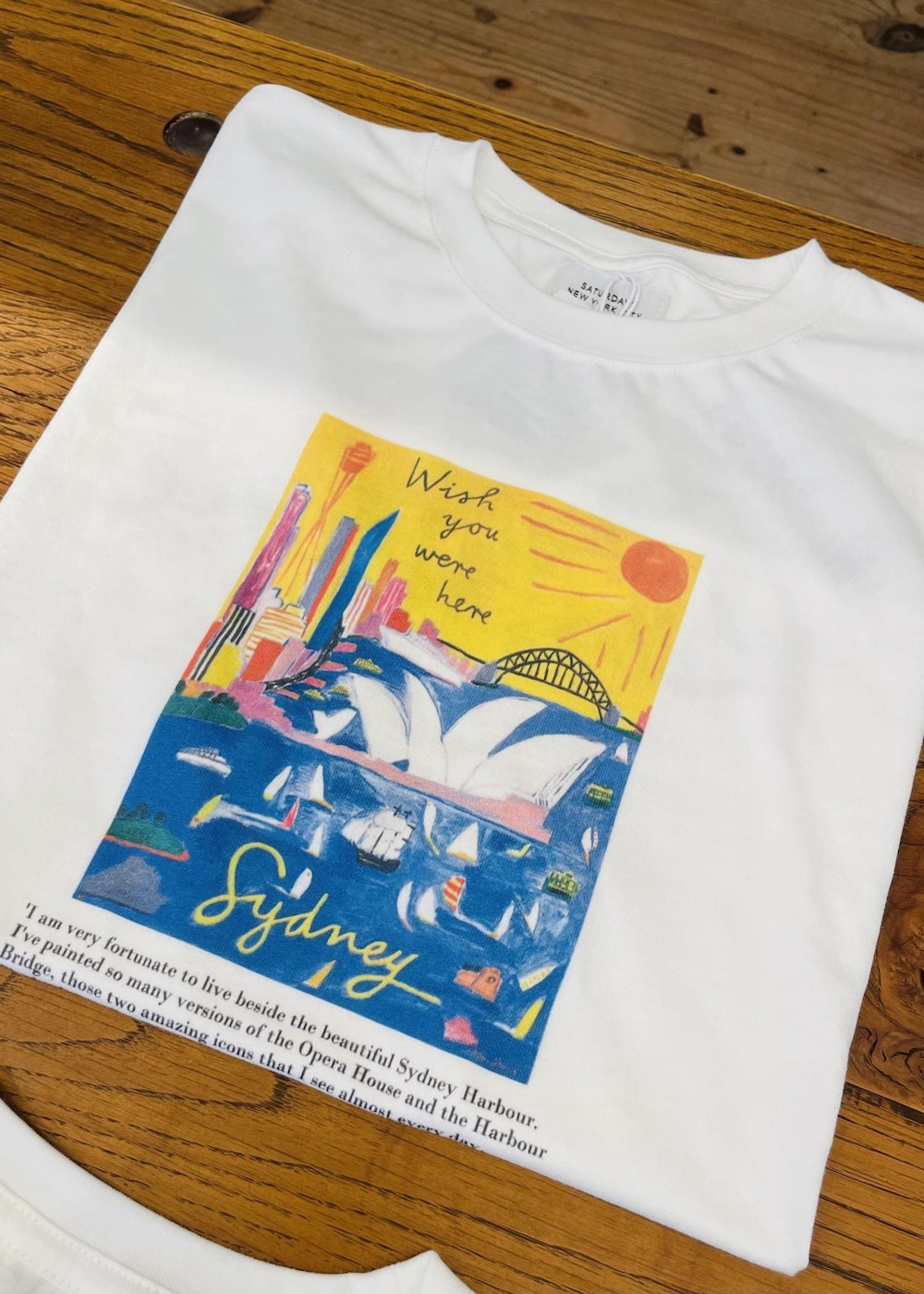 ホワイト系のTシャツ/カットソー、ブルー系のその他パンツを着用したメンズの春コーディネートの7枚目の写真