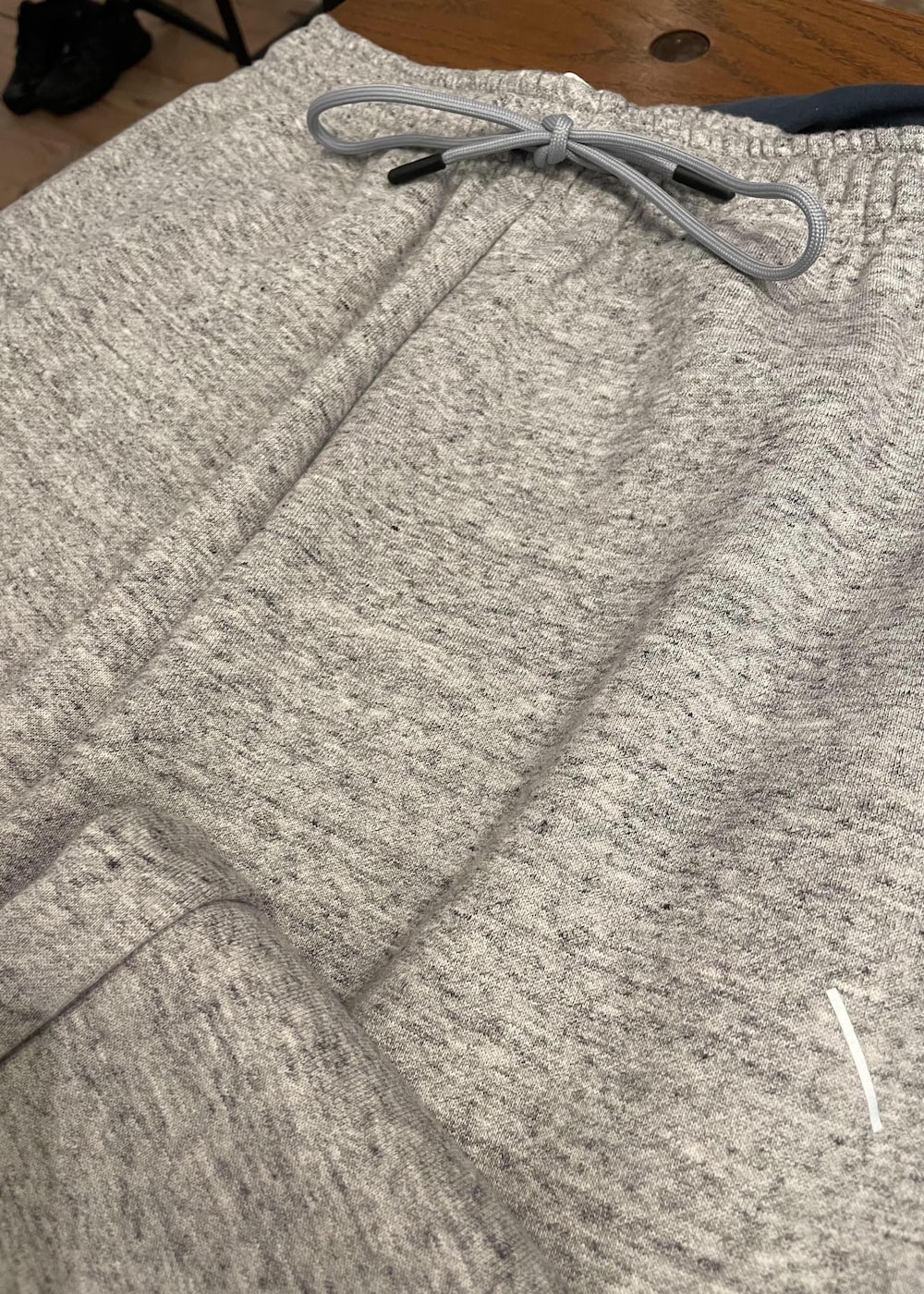 ホワイト系のTシャツ/カットソー、ブラック系のブルゾン、グレー系のその他パンツを着用したメンズの春コーディネートの8枚目の写真