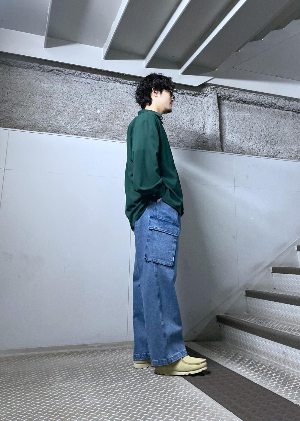 ブルー系のデニムパンツ、グリーン系のシャツ/ブラウス、シルバー系のネックレスを着用したメンズの春コーディネートの2枚目の写真