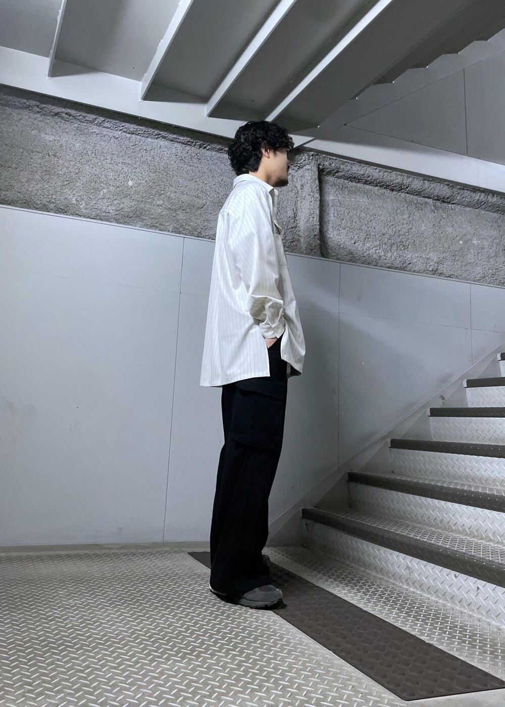 ブラック系のカーゴパンツ、ホワイト系のシャツ/ブラウスを着用したメンズの春コーディネートの3枚目の写真