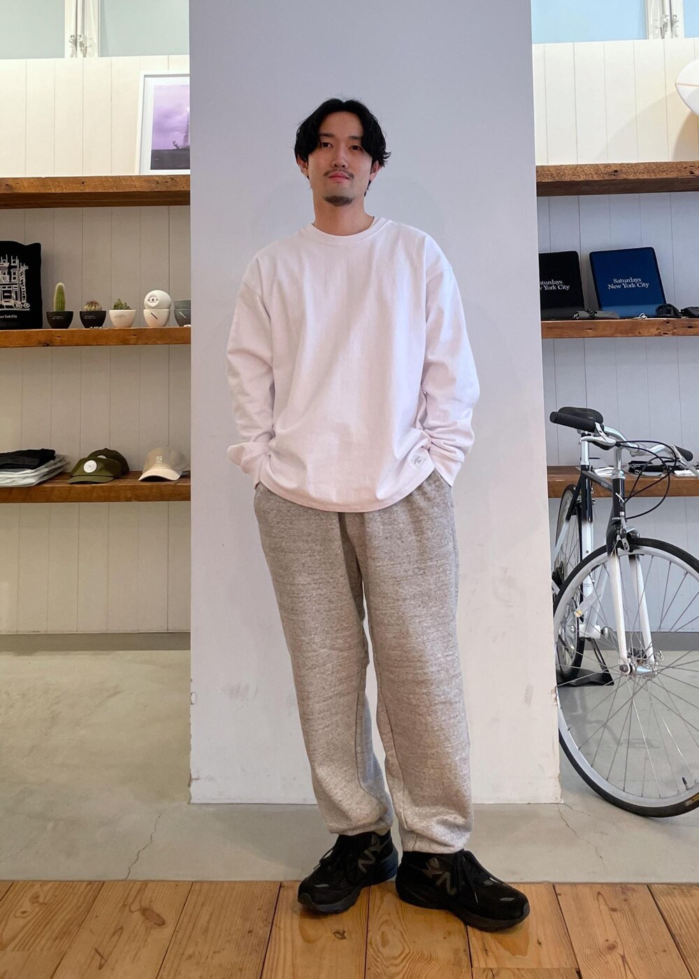 ホワイト系のTシャツ/カットソー、ブラック系のブルゾン、グレー系のその他パンツを着用したメンズの春コーディネートの5枚目の写真