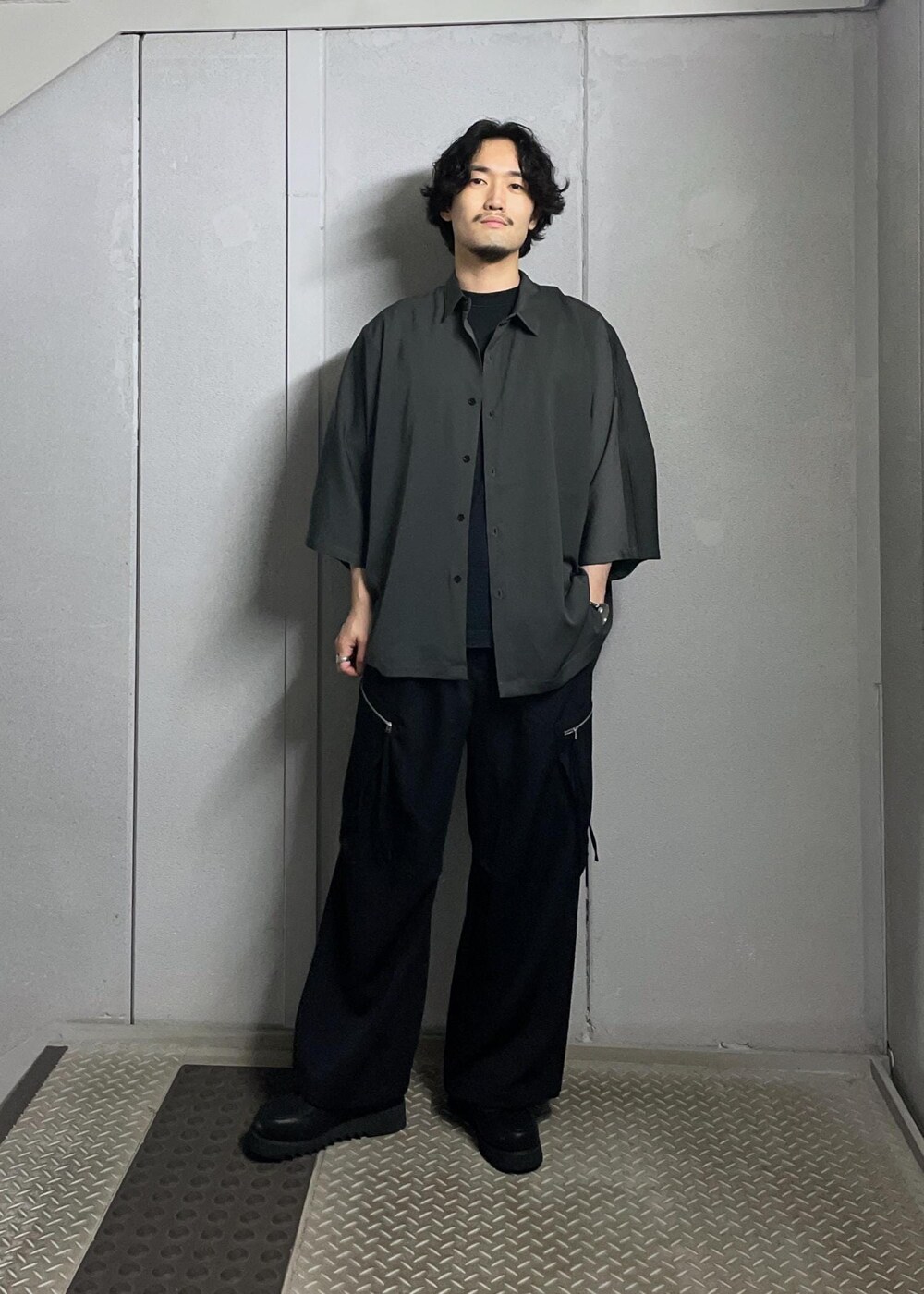 グレー系のシャツ/ブラウス、ブラック系のカーゴパンツを着用したメンズの秋コーディネートの2枚目の写真