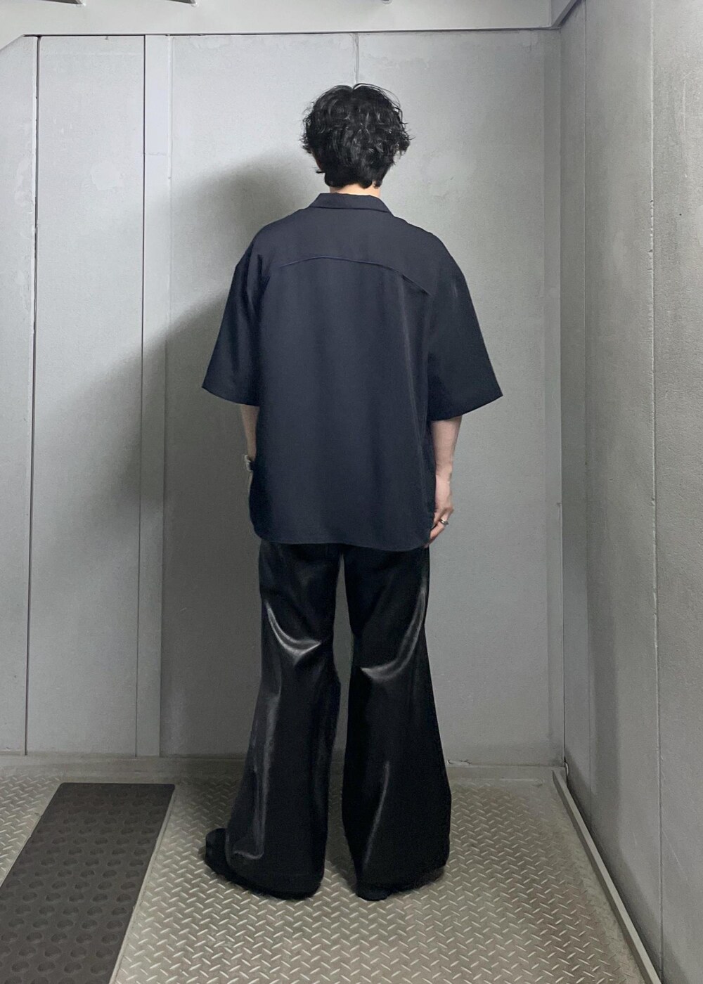 ブラック系のその他パンツ、グレー系のTシャツ/カットソー、ブルー系のシャツ/ブラウスを着用したメンズの夏コーディネートの4枚目の写真