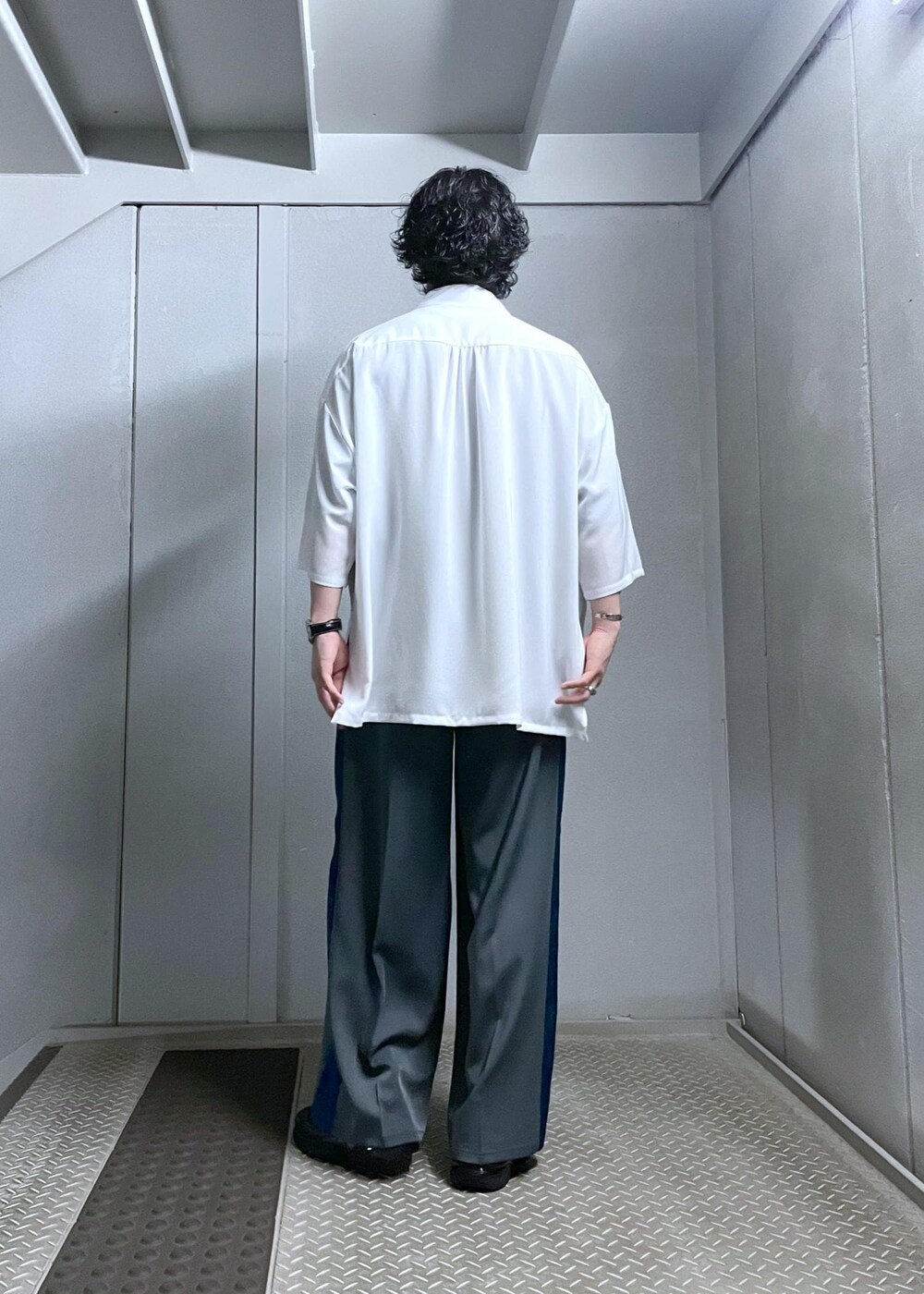 ホワイト系のシャツ/ブラウス、グレー系のスラックスを着用したメンズの夏コーディネートの3枚目の写真