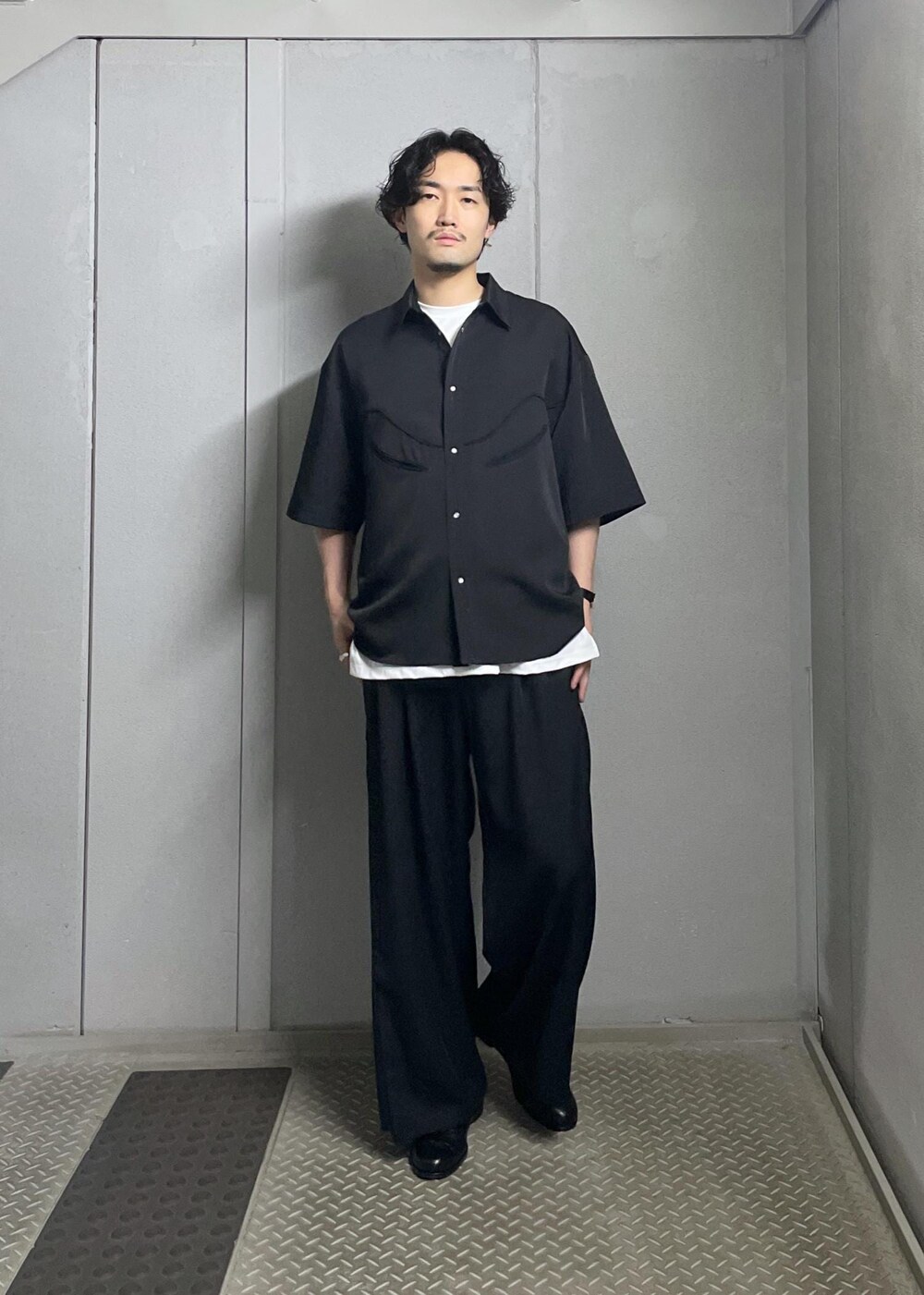 ホワイト系のTシャツ/カットソー、ブラック系のその他パンツ、ブラック系のシャツ/ブラウスを着用したメンズの夏コーディネートの5枚目の写真