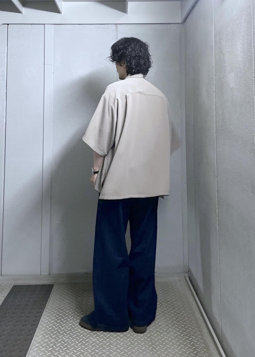 ブルー系のデニムパンツ、グレー系のシャツ/ブラウスを着用したメンズの夏コーディネートの3枚目の写真