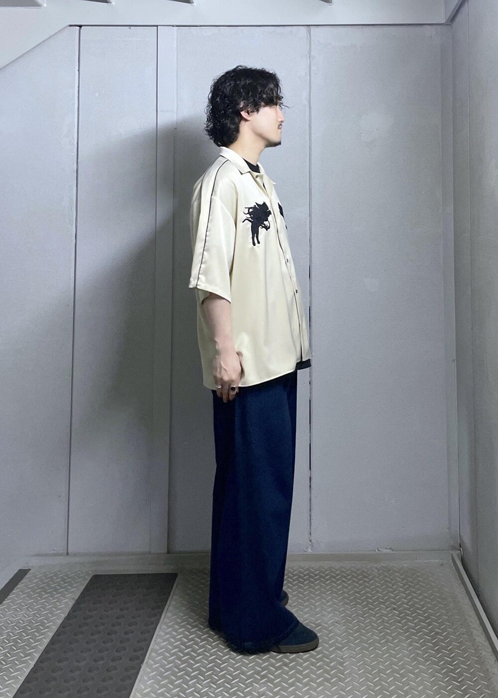 ブルー系のデニムパンツ、ベージュ系のシャツ/ブラウスを着用したメンズの夏コーディネートの2枚目の写真