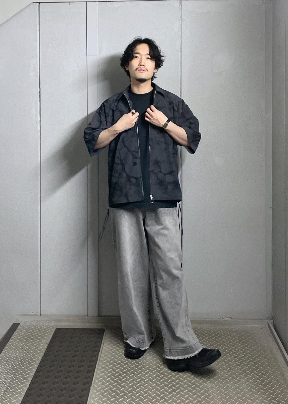 ブラック系のシャツ/ブラウス、グレー系のデニムパンツを着用したメンズの夏コーディネートの2枚目の写真