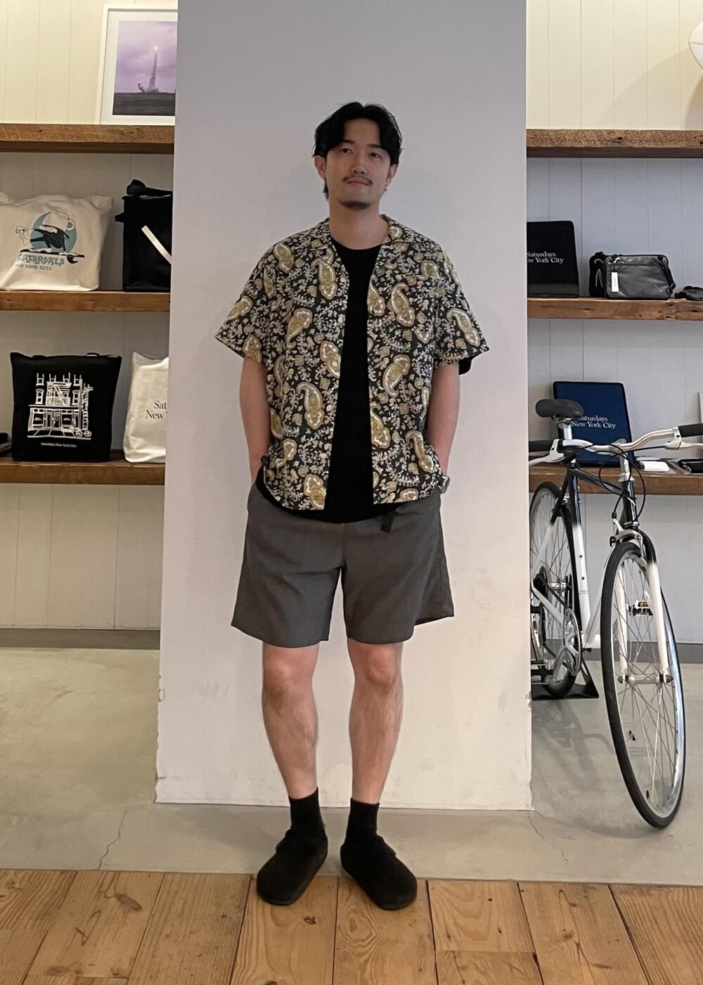 グリーン系のシャツ/ブラウス、グレー系のその他パンツを着用したメンズの夏コーディネートの5枚目の写真